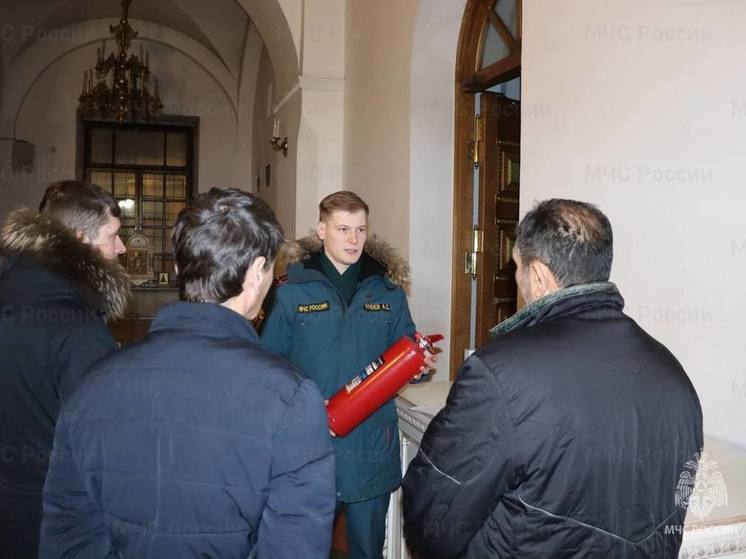 В ЯНАО спасатели перед Рождеством проверяют храмы на безопасность