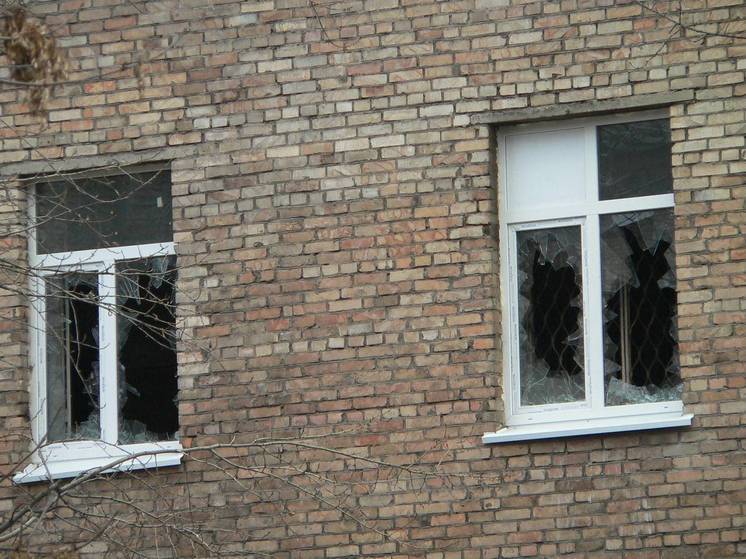 Власти Белгорода посоветовали жителям города заклеить окна лентой для защиты от взрывов