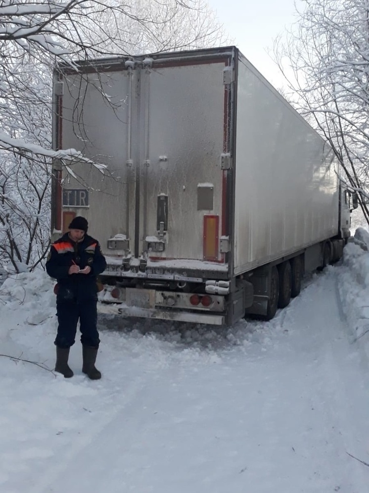 Спасатели отогревали замерзших в фуре гостей Карелии