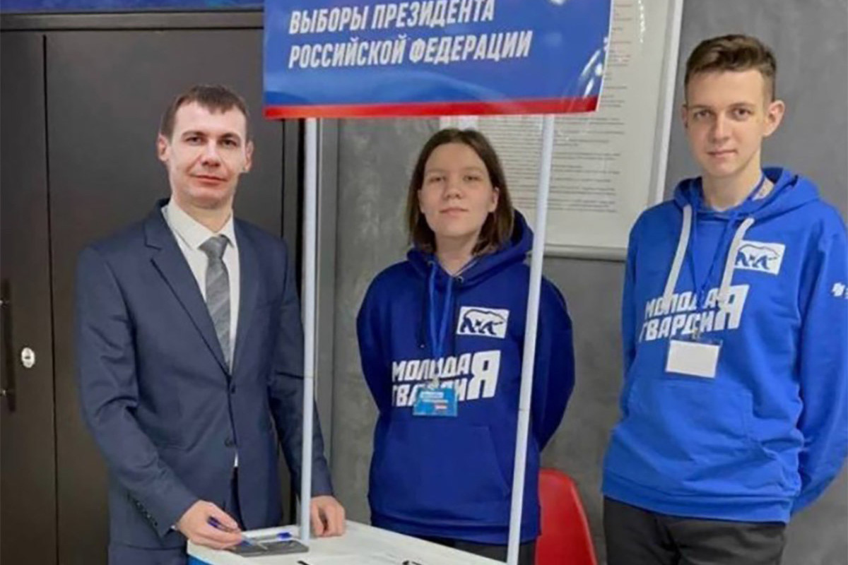 Депутат прифотошопил себя к телу другого депутата на сборе подписей за Путина