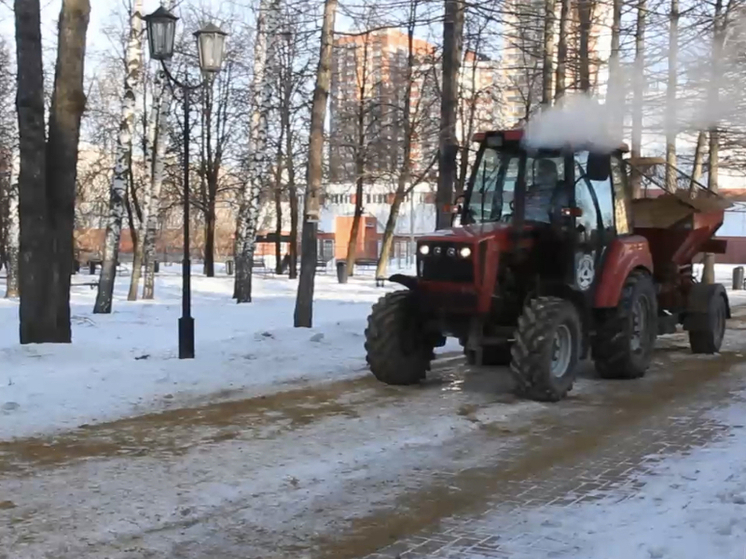 В связи с морозами в Рязани усилили обработку дорог и тротуаров