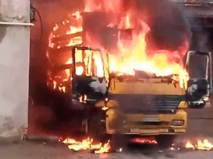 В Шахтах на территории молокозавода дотла сгорел грузовик