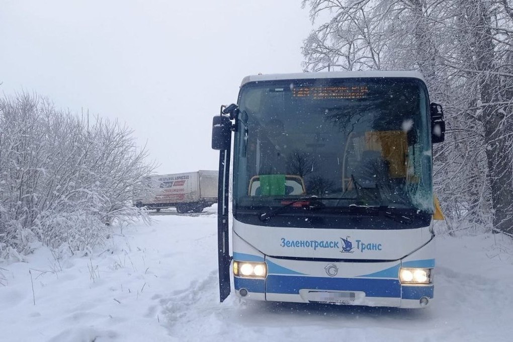В Калининградской области грузовик столкнулся с пассажирским автобусом