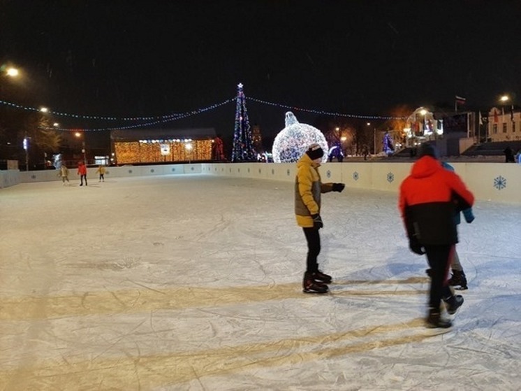 В Саратове продолжают открываться катки