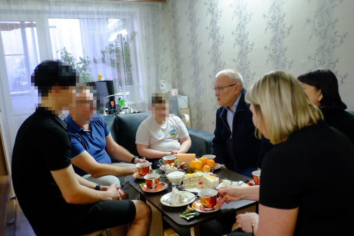 Губернатор Кировской области встретился с семьей мобилизованного жителя Слободского