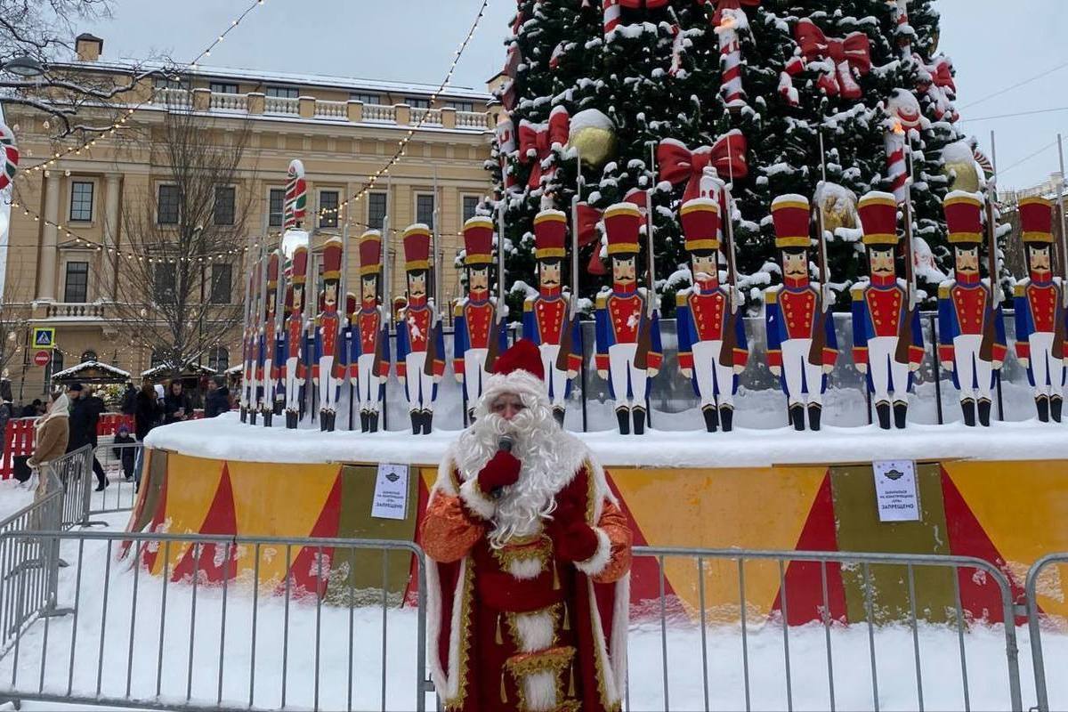 В Петербург прибыл новогодний поезд Деда Мороза