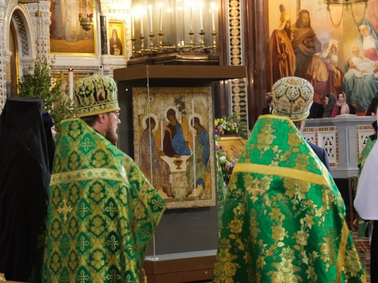 Икону "Троица" Андрея Рублева доставили в Храм Христа Спасителя на Рождество для поклонения верующих