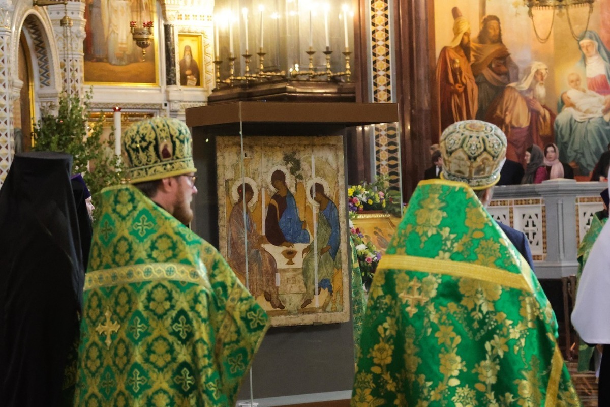 "Trinity" by Andrei Rublev brought to the Cathedral of Christ the Savior for Christmas