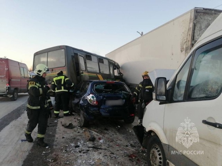 Автобус «Ярославль-Иваново» на трассе врезался в большегруз