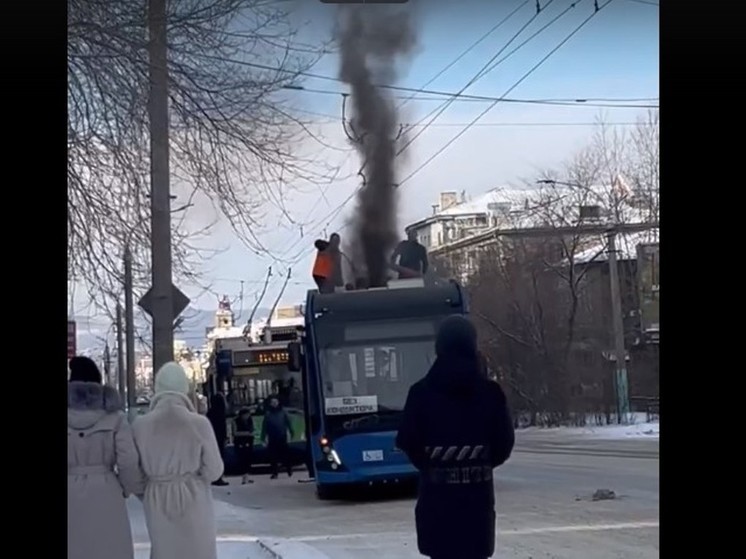 Троллейбус №3 задымился из-за короткого замыкания в центре Читы