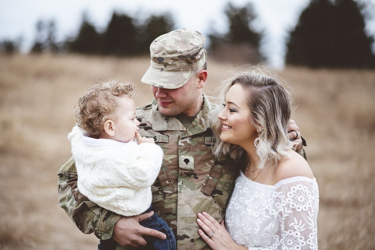 Семья военного. ВОЕННЫЙС семькей. Фотосессия военного с семьей. Семья военнослужащего.