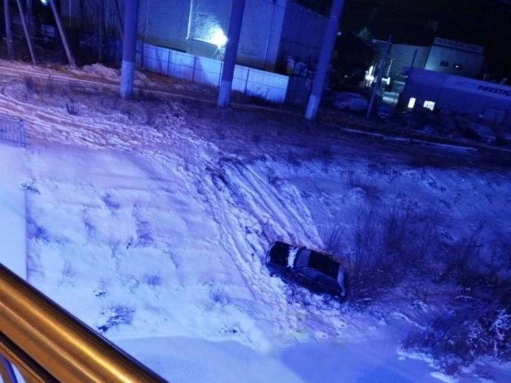 Ночью в Пензе с дороги слетела легковушка