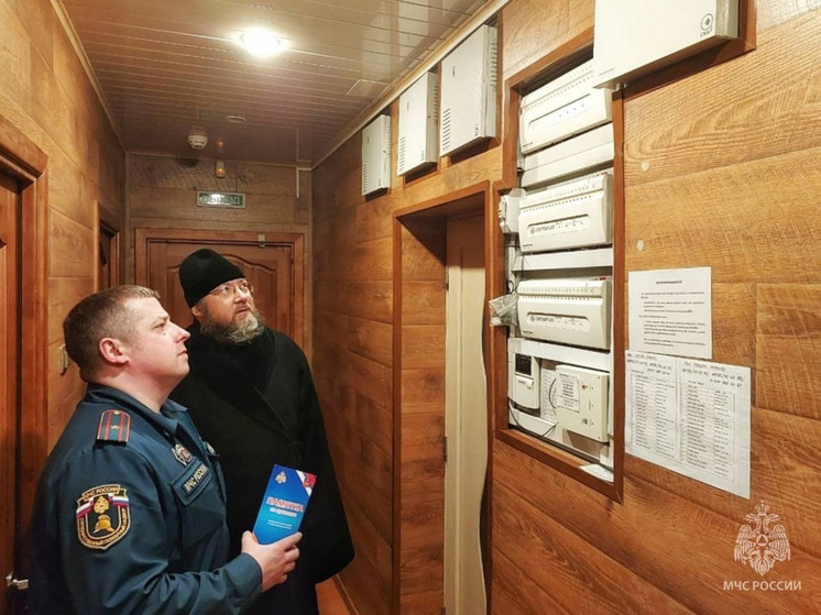 В преддверии Рождества заполярные спасатели провели в храмах профилактические рейды