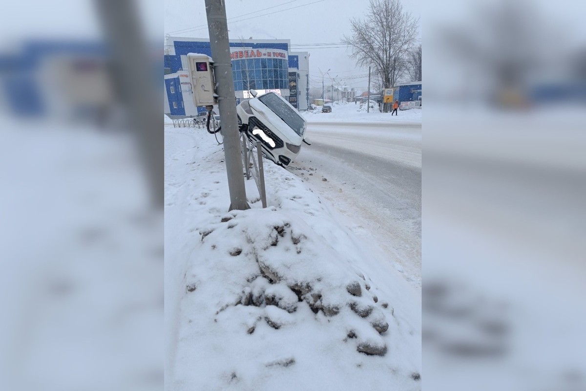 На проезде Яблочкова в Рязани Hyundai повис на барьерном ограждении