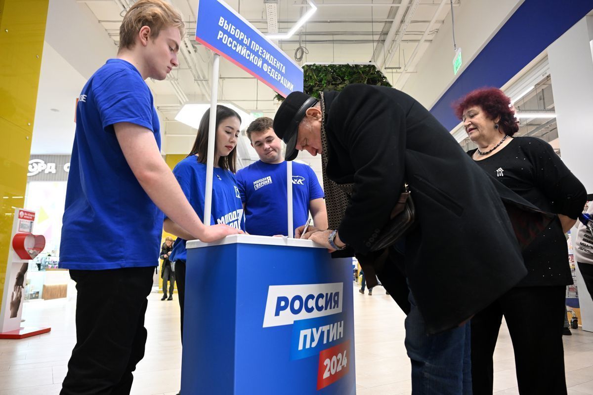 Подписи в поддержку Владимира Путина привезли из Запорожской области