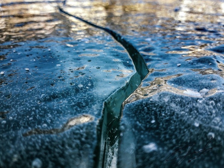 Рыбаков предупредили о «живой» трещине на льду в бухте Гертнера в Магадане