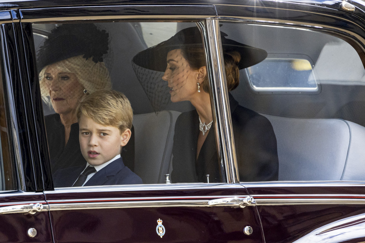 Mirror: Kate Middleton is heartbroken over William's decision to send their son away
