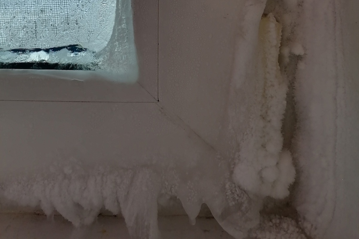 Квартиры в Сегеже покрываются льдом изнутри