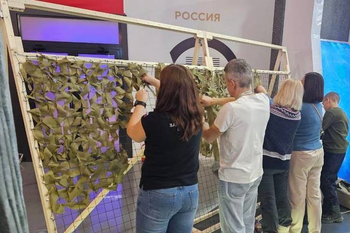 На стенде Запорожской области на ВДНХ плетут сети для бойцов