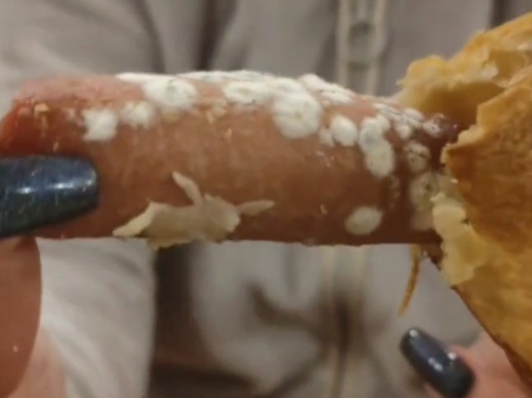 В булочной Королева торгуют сосисками с плесенью