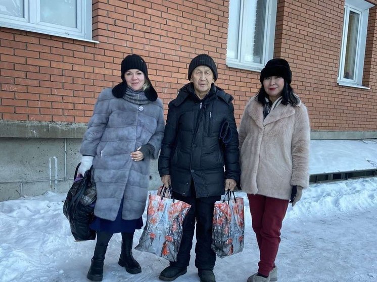 В Улан-Удэ жители дома в 18 квартале поздравили дворника с Новым годом