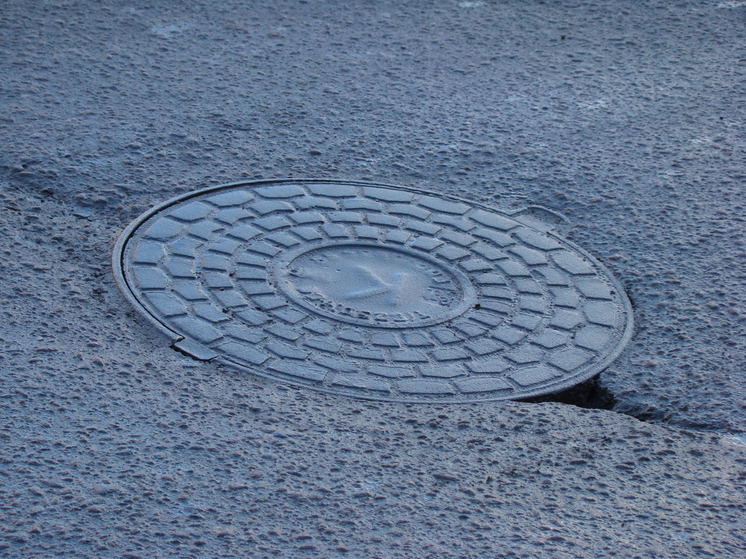 Вода хлынула из люков в Петрозаводске