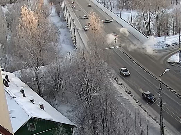 Дрифтер на иномарке влетел в отбойник на мосту в Петрозаводске