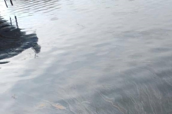 В Астрахани загрязнили нефтепродуктами акваторию протока Серебряная Воложка
