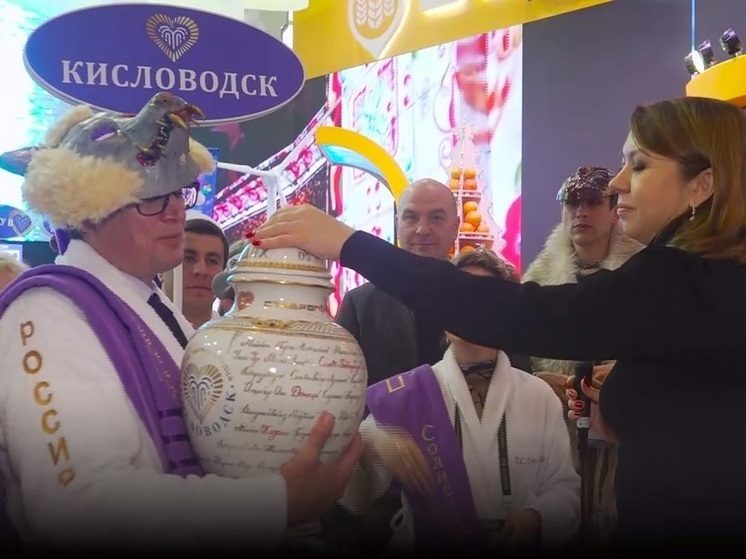 Мэр Кисловодска подарил выставке "Россия" фарфоровую вазу с названиями 89 регионов