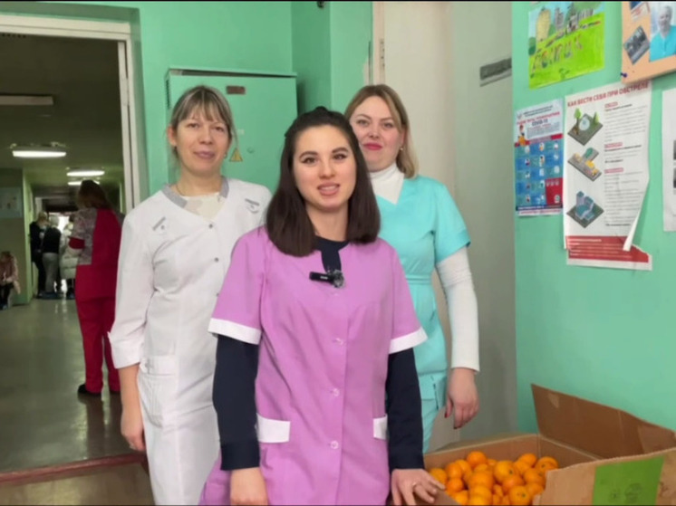 Волонтеры раздали порядка 800 килограмм мандаринов в Донецке