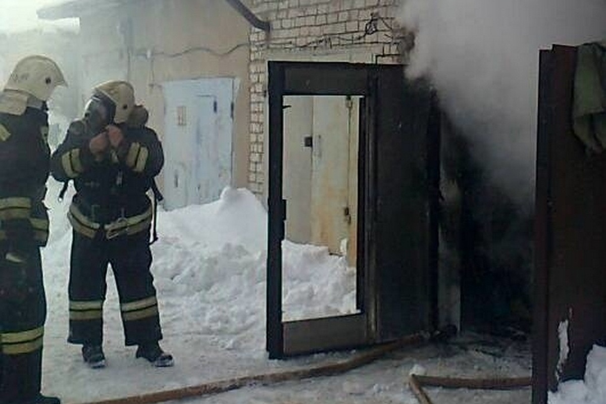 В Воронеже три дорогостоящих автомобиля тушили 14 пожарных