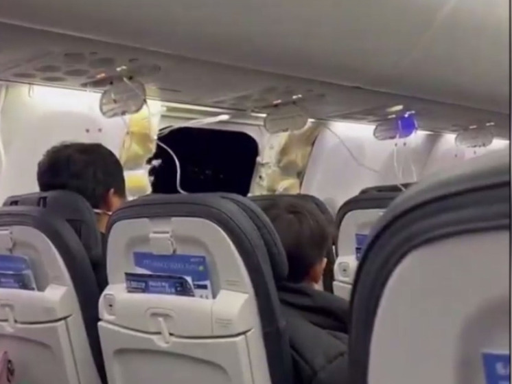 В США запретили эксплуатацию 171 самолета Boeing из-за ЧП с выпавшим иллюминатором