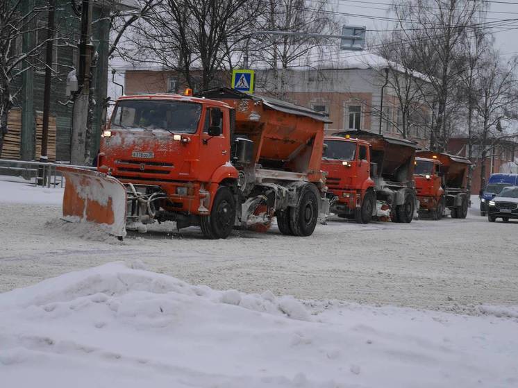 Зимняя уборка в Вологде продолжается и в новогодние праздники