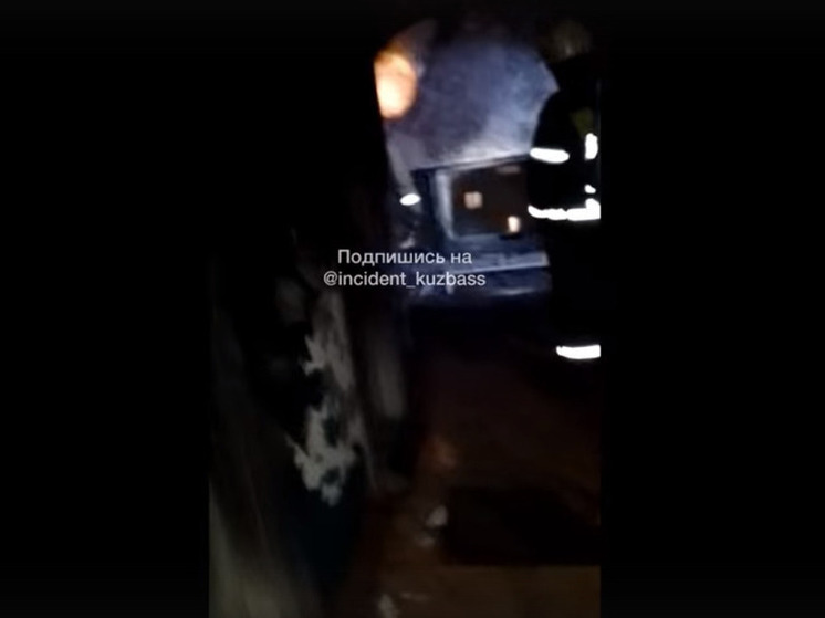 Неизвестные устроили пожар в многоквартирном доме в Кемерове