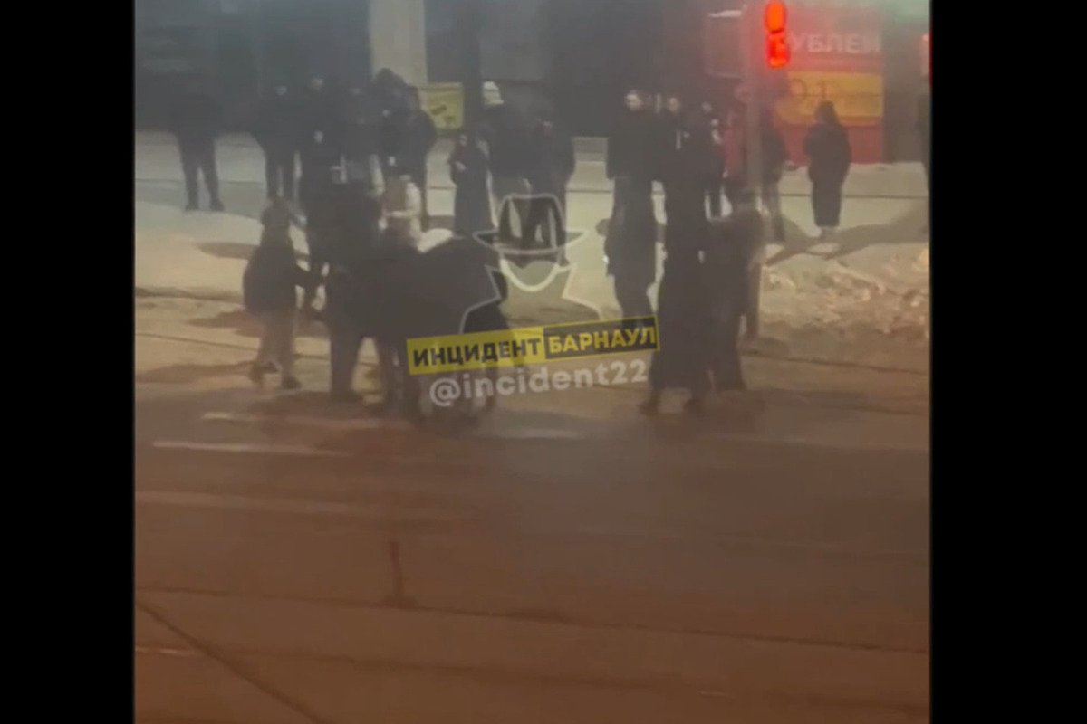 Барнаульцы устроили массовую драку возле одного из баров