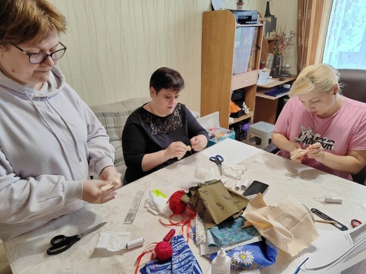 В Ноябрьске активистки проводят новогодние каникулы за шитьем одежды для бойцов СВО и раненых солдат