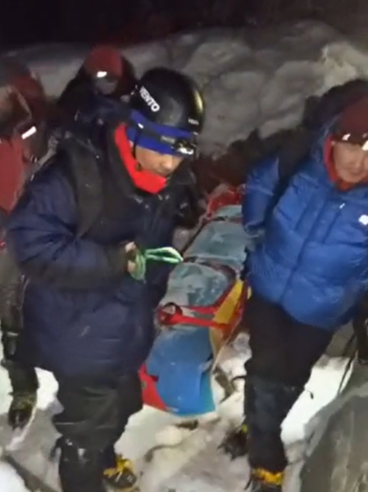 В Бурятии спасатели помогли травмированной туристке спуститься с гор
