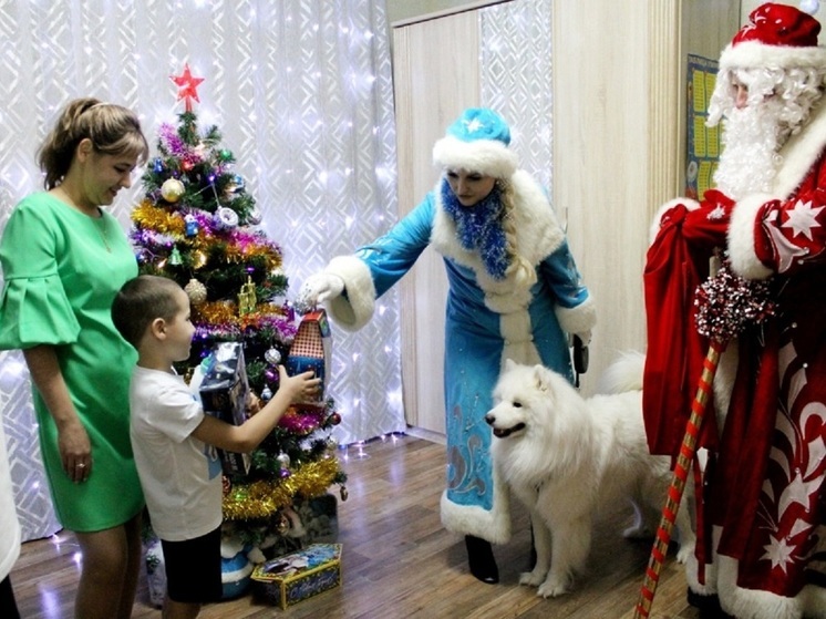 В Надыме полицейские Дед Мороз и Снегурочка с собакой Ямалом навестили семьи погибших коллег