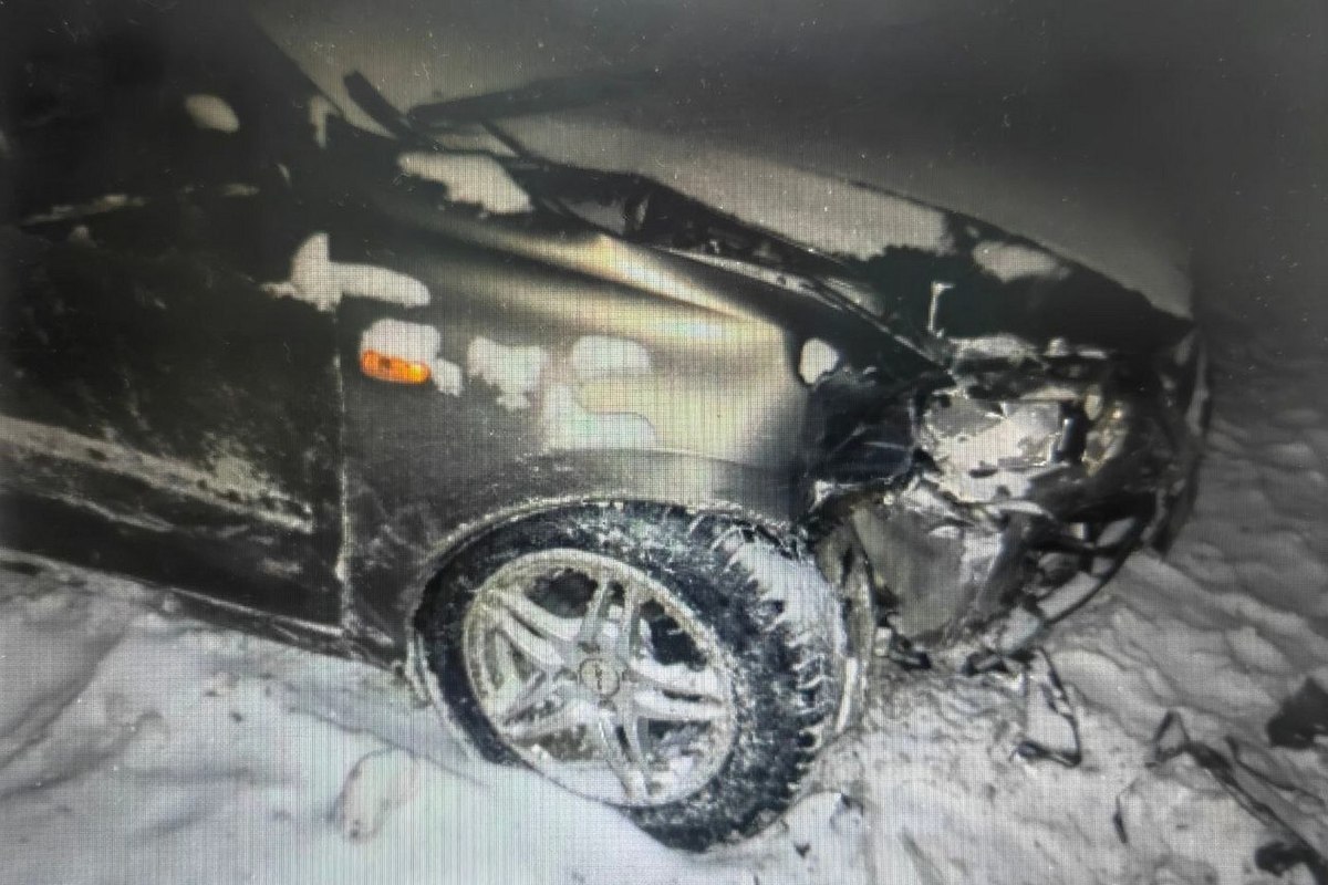 Lada Granta протаранила стену в Энгельсе, водитель получил травмы