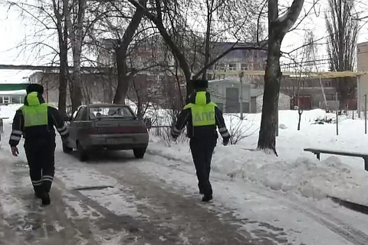 В Ртищево полицейские помогли замерзающему мужчине