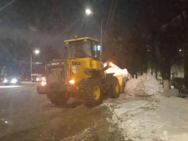 100 единиц техники вывели ночью на уборку снега в Туле