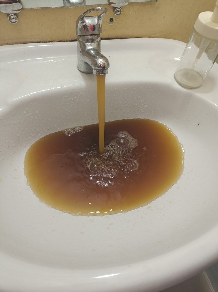 Вода цвета крепкого кофе полилась из кранов в селе под Петрозаводском