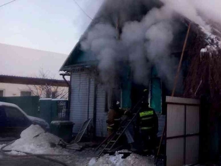 Спасатели ликвидировали пожар в жилом доме в Старой Руссе