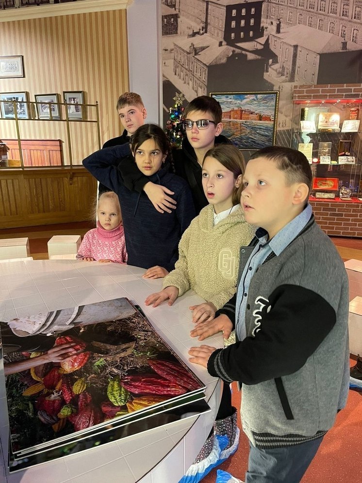 Маленький томич узнал тайны производства шоколада на фабрике «Бабаевский»