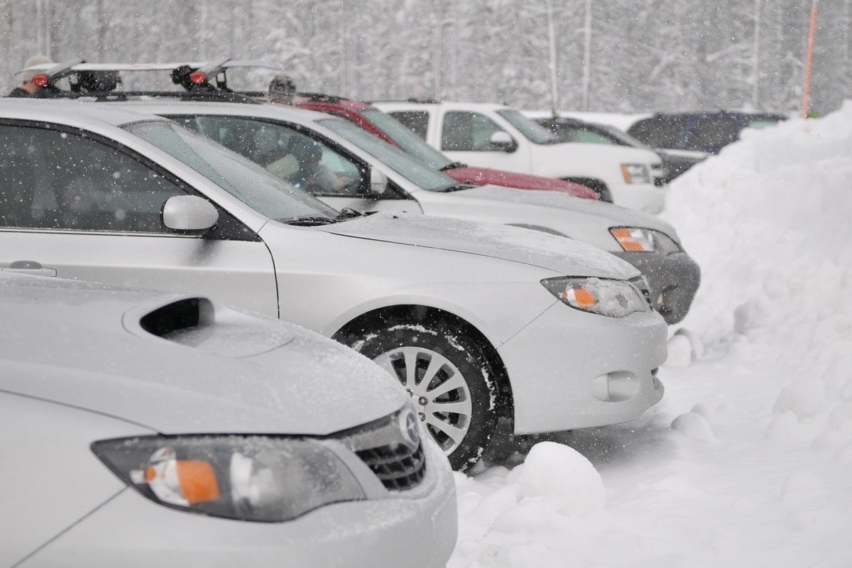 Новгородцам напомнили план действий, если автомобиль попал в снежную ловушку