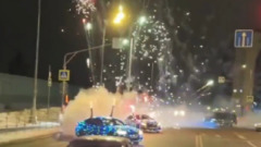 На дорогах в Южном Бутово дрифтеры устроили праздничный заезд с фейерверками: видео