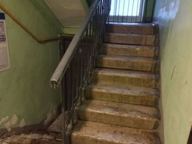 Каток образовался на лестничных пролетах дома в Лобне