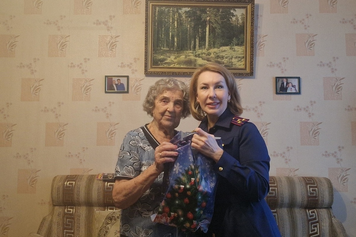 В Архангельске поздравили 95-летнюю труженицу тыла