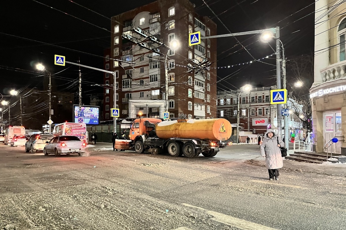 На ночь в Саратове кордоны полиции перегораживали улицу Московскую