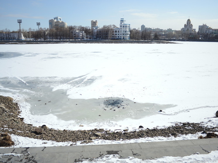 Прохожие спасли ребенка, провалившегося под лед в Екатеринбурге